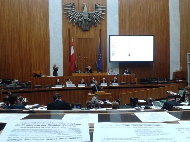 Blick vom Plenum aufs Rednerpult mit Herrn Nationalratsabgeordneten Josef Cap